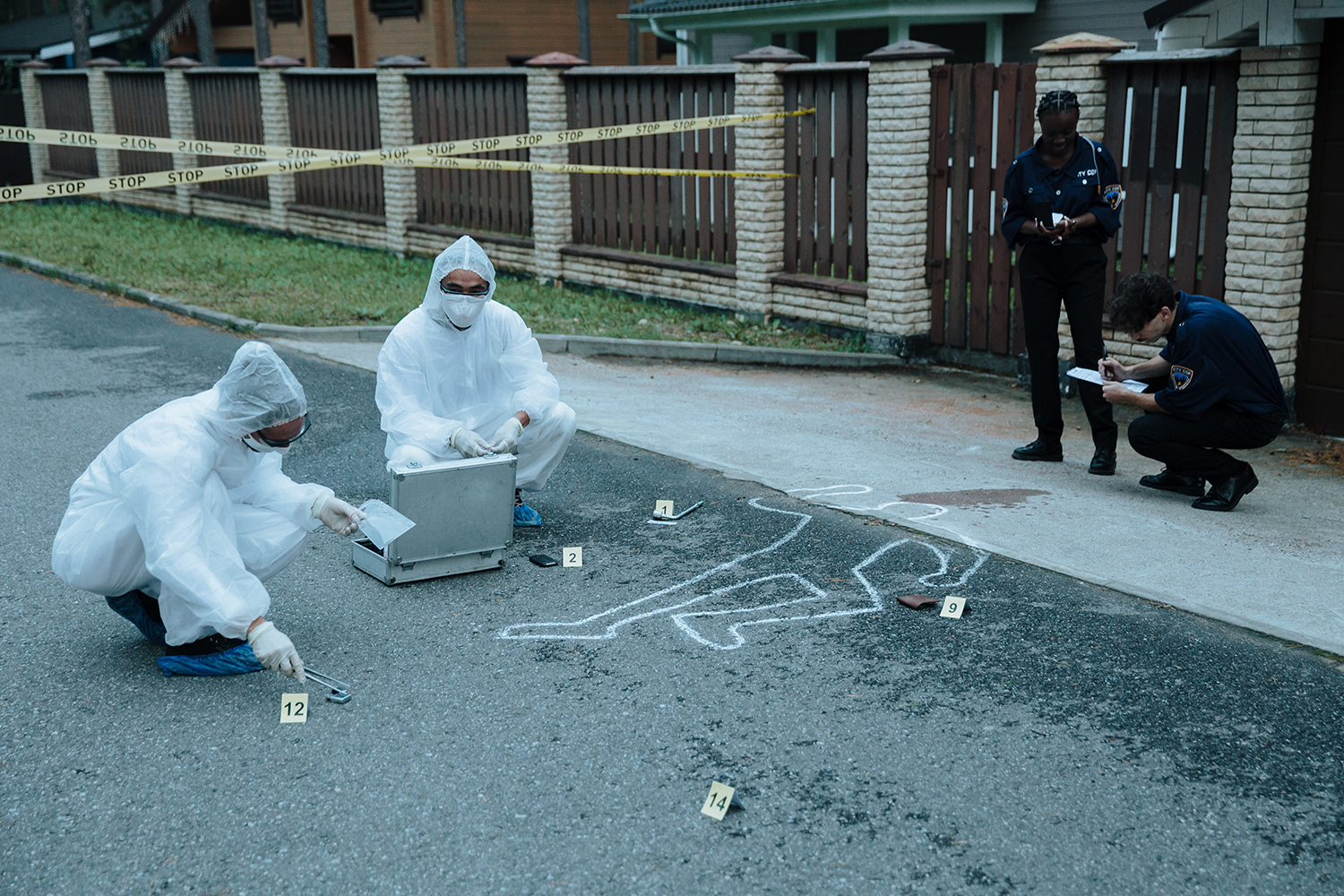 An image showing a couple of forensic analysts on a crime scene.